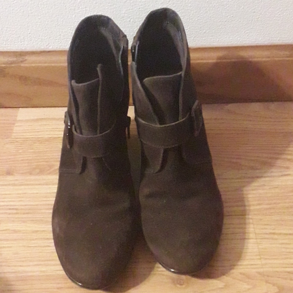 Women's Clark Artisan size 7m wedge heel booties